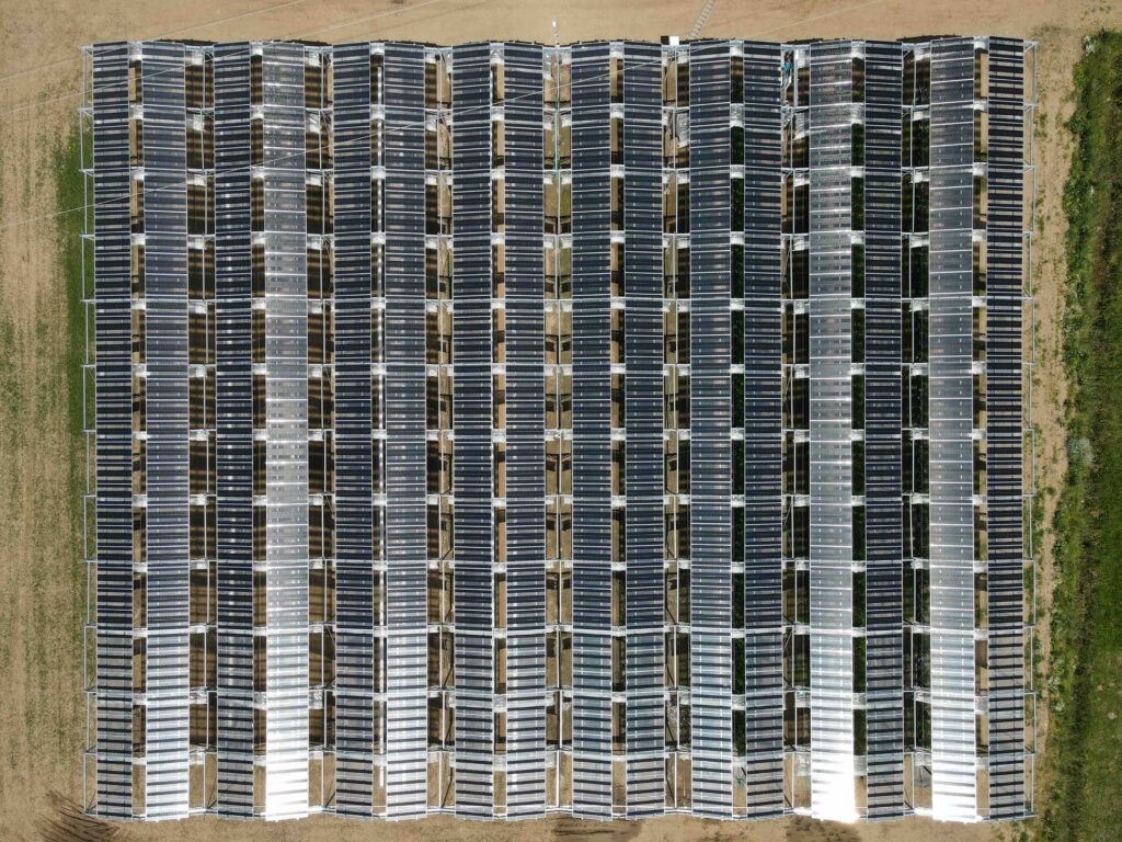 Vue aérienne d’un démonstrateur agrivoltaïque avec panneaux solaires installés au-dessus des terres agricoles