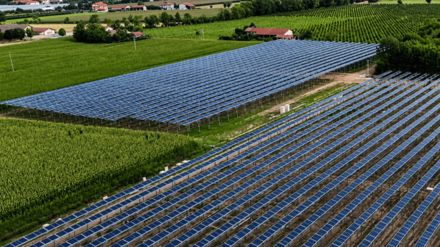 Große Agri-Photovoltaik-Anlage auf landwirtschaftlichen Flächen im Piemont, Italien.