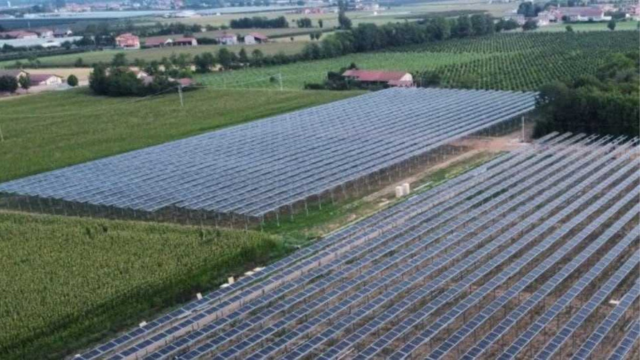 Grande installation agrivoltaïque intégrée à des terres agricoles dans le Piémont, en Italie.